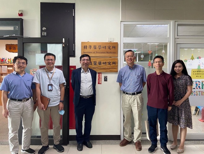 【專題演講】From big data analysis to reveal potential COVID-19 therapeutics-黃奇英特聘教授兼所長 (國立陽明交通大學生物藥學研究所)(2022/3/15)圖片