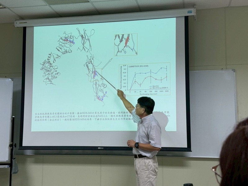 【學術演講】獸醫、中醫、一個胜肽藥物的探索Veterinary medicine, traditional Chinese medicine, and a peptide drug adventure - 侯庭鏞 教授(中國醫)(114/9/17)圖片