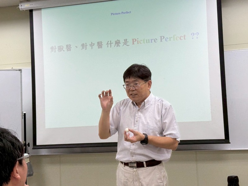 【學術演講】獸醫、中醫、一個胜肽藥物的探索Veterinary medicine, traditional Chinese medicine, and a peptide drug adventure - 侯庭鏞 教授(中國醫)(114/9/17)圖片