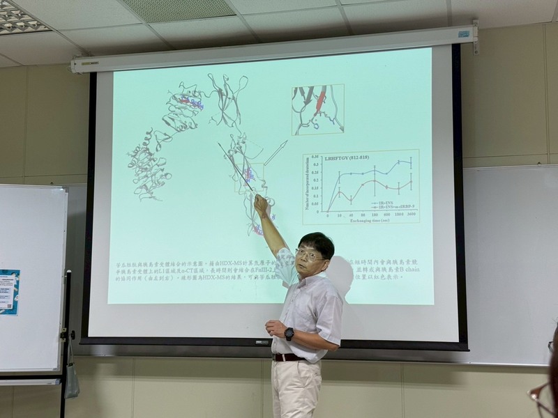 【學術演講】獸醫、中醫、一個胜肽藥物的探索Veterinary medicine, traditional Chinese medicine, and a peptide drug adventure - 侯庭鏞 教授(中國醫)(114/9/17)圖片