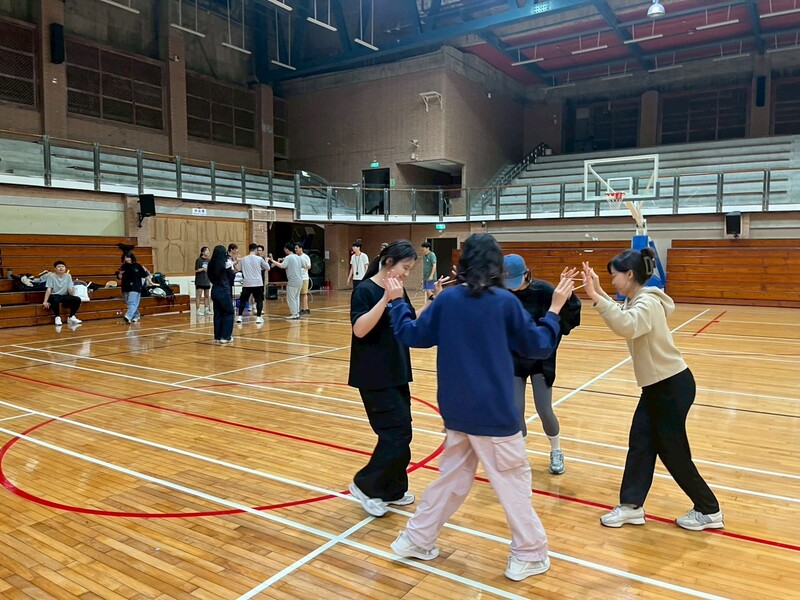 趣味競賽考驗團隊合作~圖片