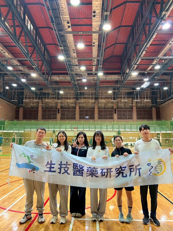 余靈珊老師實驗室合影圖片