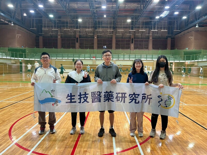 施柏漳老師實驗室合影圖片