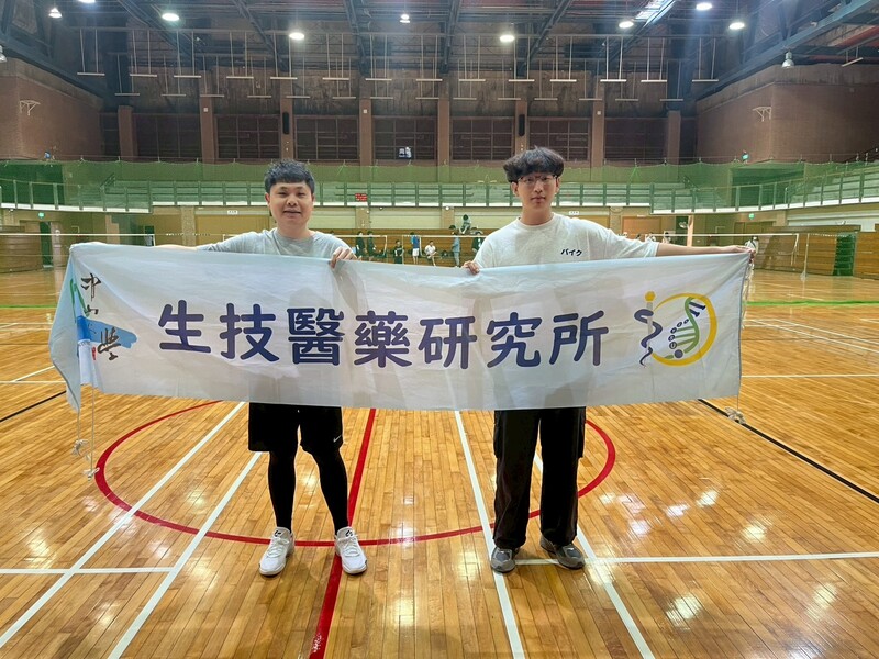 賴至人老師實驗室合影圖片