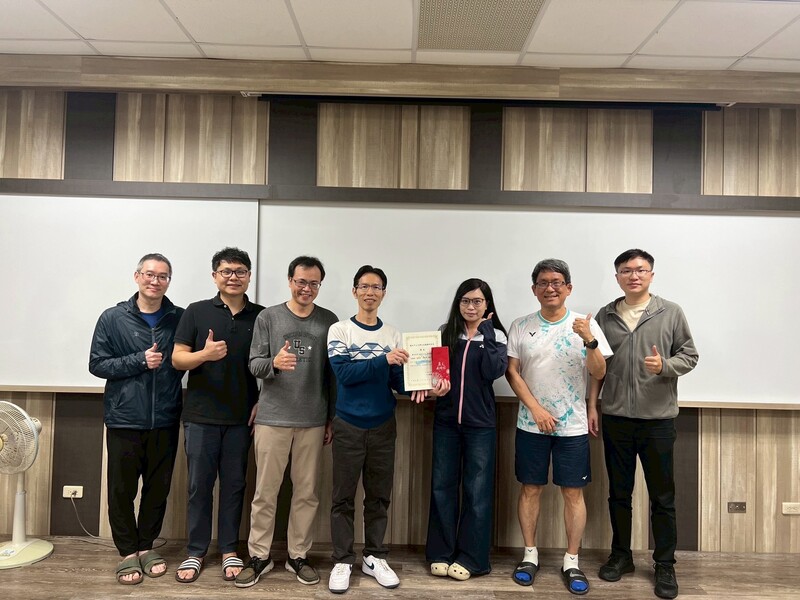 頒獎~羽球第一名：藥你乖乖4.0圖片