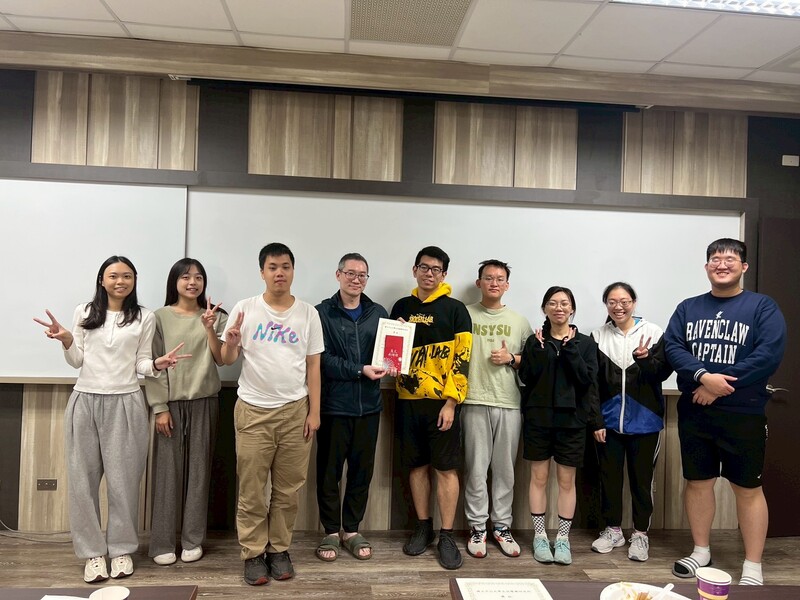 頒獎~羽球第二名：球一落地就回家圖片