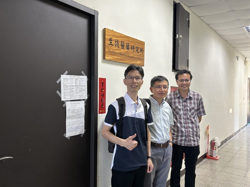 左起：生藥所徐志文所長，中研院生化所陳光超副所長，生藥所孫羽佑教師圖片