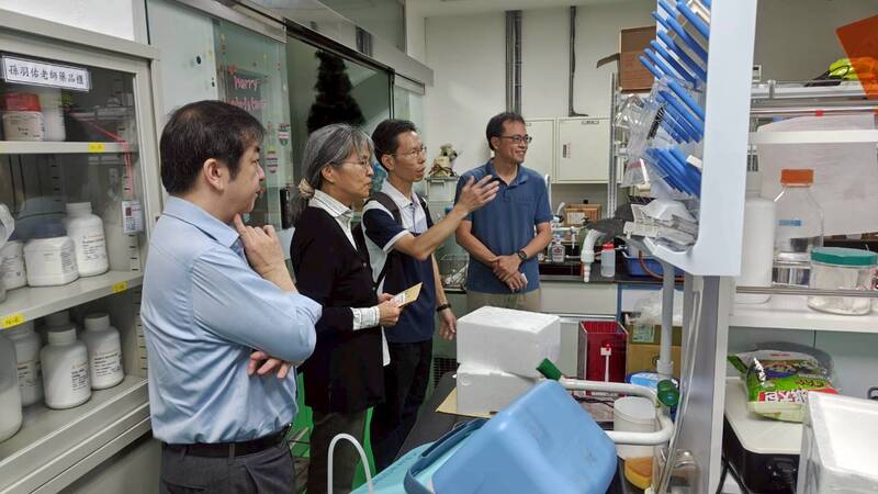 吉田志緒美 博士 參觀生藥所實驗室圖片