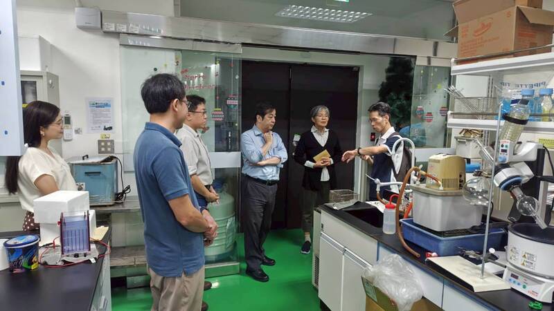 吉田志緒美 博士 參觀生藥所實驗室圖片