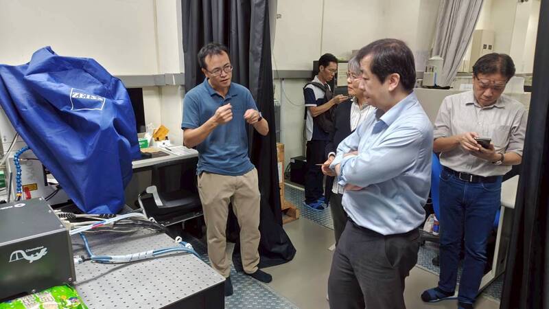 吉田志緒美 博士 參觀醫學院核心實驗室圖片