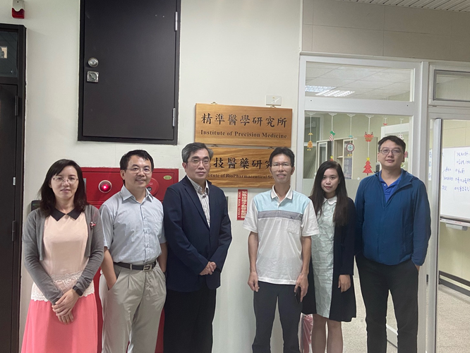 左一:翁靖如教授,左二:海資系廖志中主任,左三:長庚大學謝珮文教授,右一:鄭源斌教授,右二:余靈珊助理教授,右三:徐志文副教授
