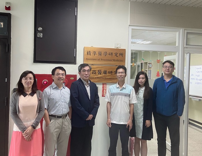 左起:海資系翁靖如教授,廖志中主任,長庚大學謝珮文教授,右起:海資系鄭源斌教授,生藥所余靈珊助理教授,徐志文副教授圖片