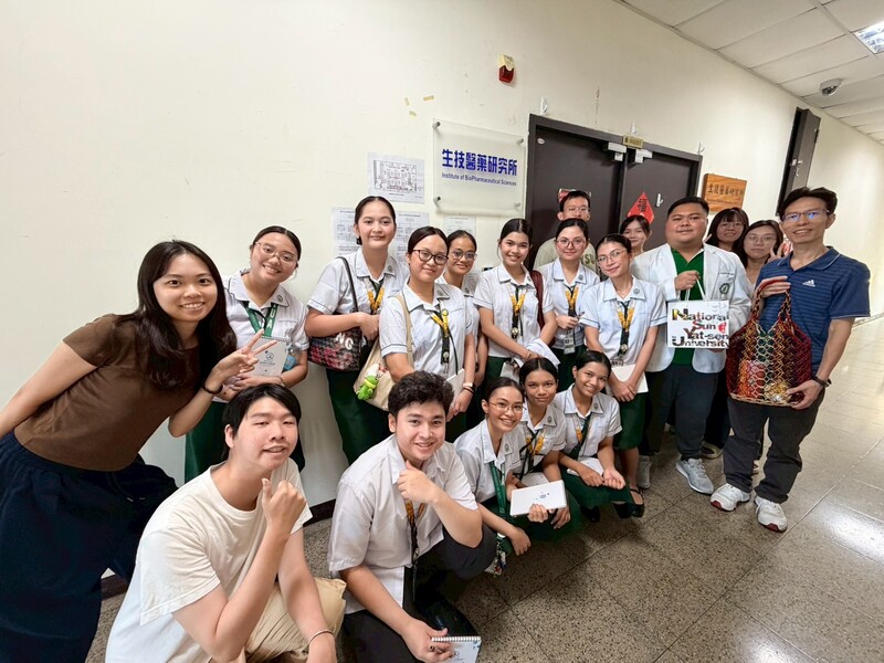 三一大學學生與余靈珊老師實驗室合照圖片