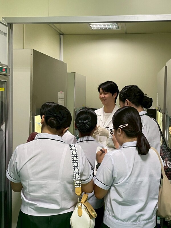 余靈珊老師實驗室教學實驗圖片