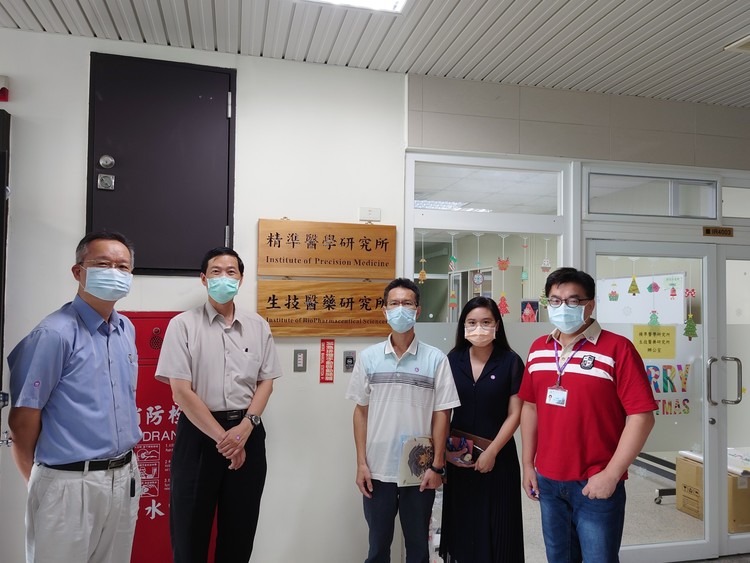 左起:海資系溫志宏教授、高雄榮民總醫院朱國安醫師、徐志文副教授、余靈珊助理教授、生醫所許晉銓教授圖片
