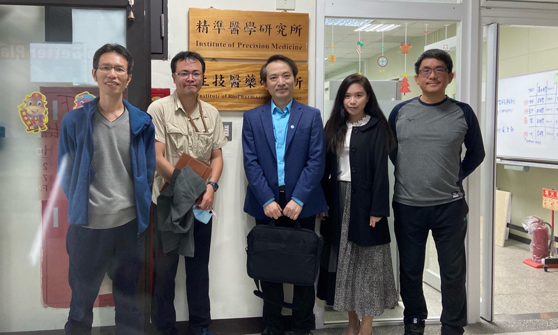 左一:徐志文副教授,左二:孫羽佑助理教授,右一:戴明泓教授,右二:余靈珊助理教授,右三:Jui-Hung Jimmy Yen圖片