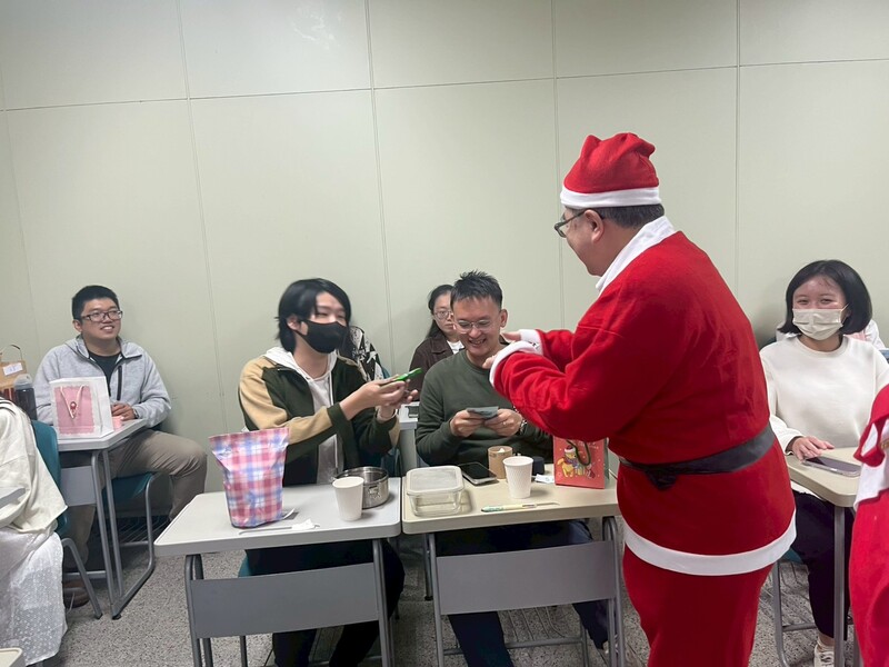 歡迎陳彥旭院長至本所發送聖誕小禮物!圖片