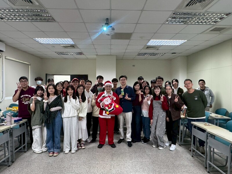 歡迎陳彥旭院長至本所發送聖誕小禮物!圖片