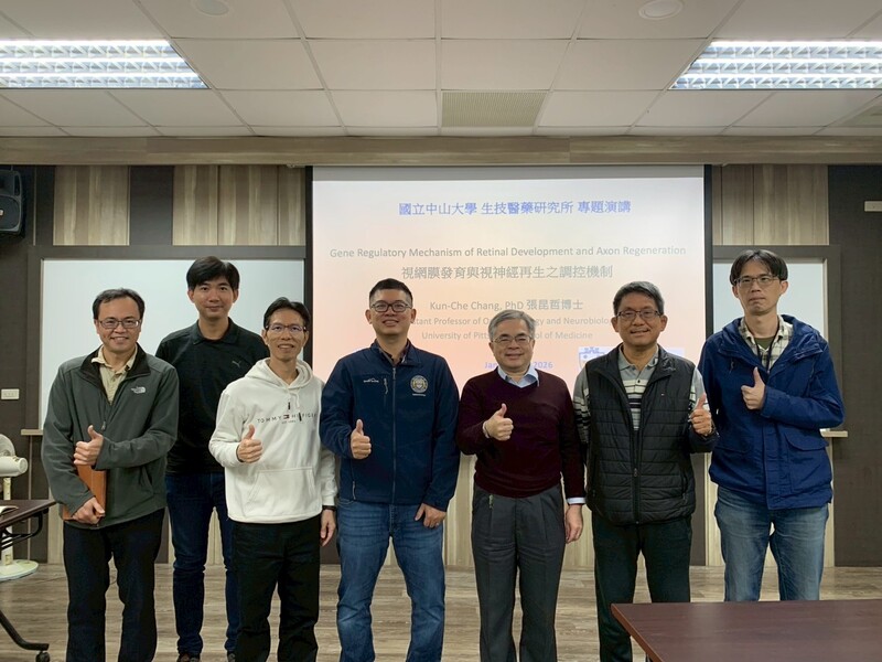 大合照(左起：生藥所孫羽佑副教授、臨醫博楊仁豪助理教授、生藥所徐志文所長、講者張昆哲博士、醫學院陳彥旭院長、生醫所戴明泓教授、後醫系王文宏助理教授)圖片