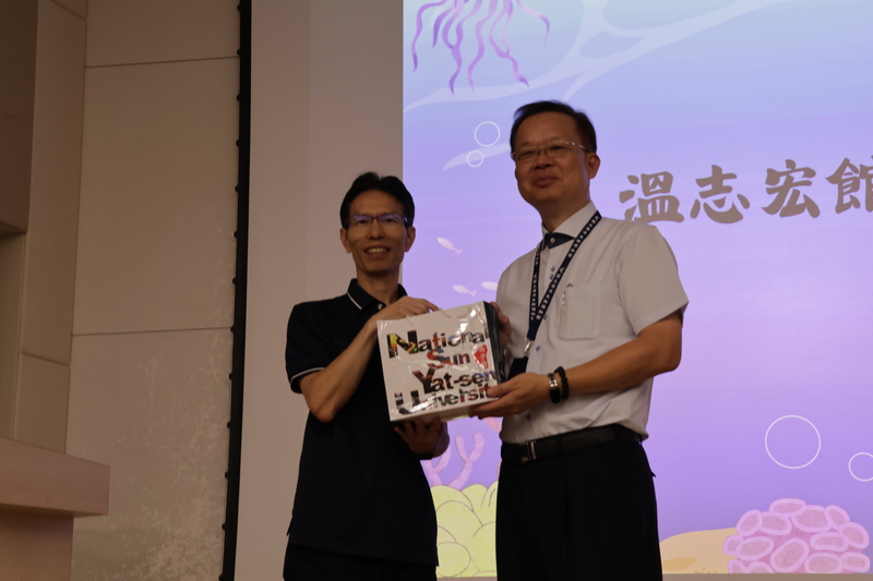 生藥所徐志文所長代表致贈禮物圖片