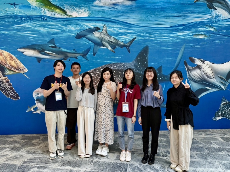 余靈珊老師實驗室合影圖片