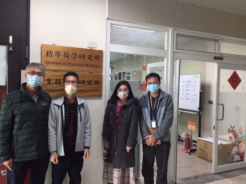 左一:高雄醫學大學張學偉院長,左二:徐志文副教授,右一:孫羽佑助理教授,右二:余靈珊助理教授圖片