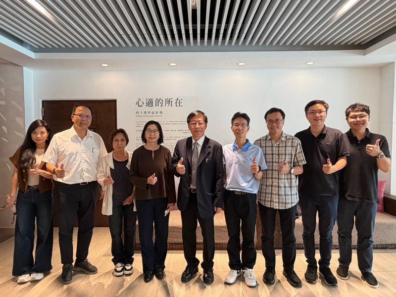 醫學院師長大合照！左起：生藥所余靈珊副教授、醫科所莊承鑫所長、精準所薛佑玲所長、清大陳令儀院長、中山醫學院許博欽院長、生藥所徐志文所長、生藥所孫羽佑副教授、施柏漳助理教授、賴至人助理教授圖片